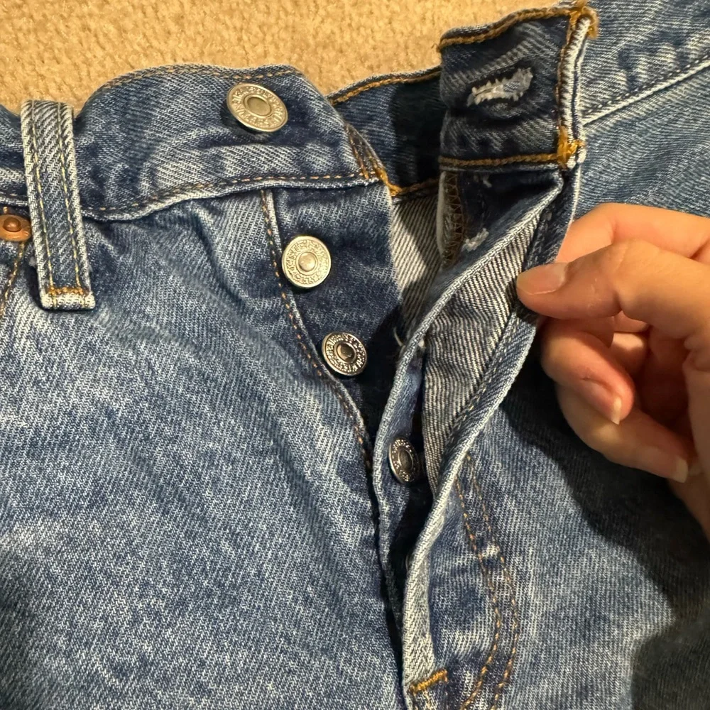 Levi's Women's 501 Original Shorts - Picture 3 of 6